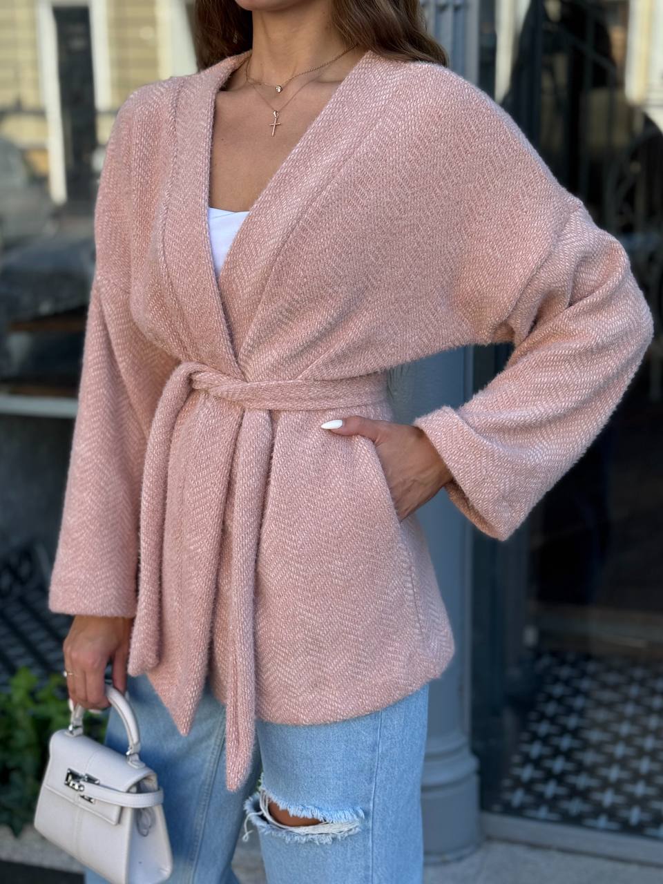 Жіночий кардиган iз альпаки з поясом пудрового кольору 35235