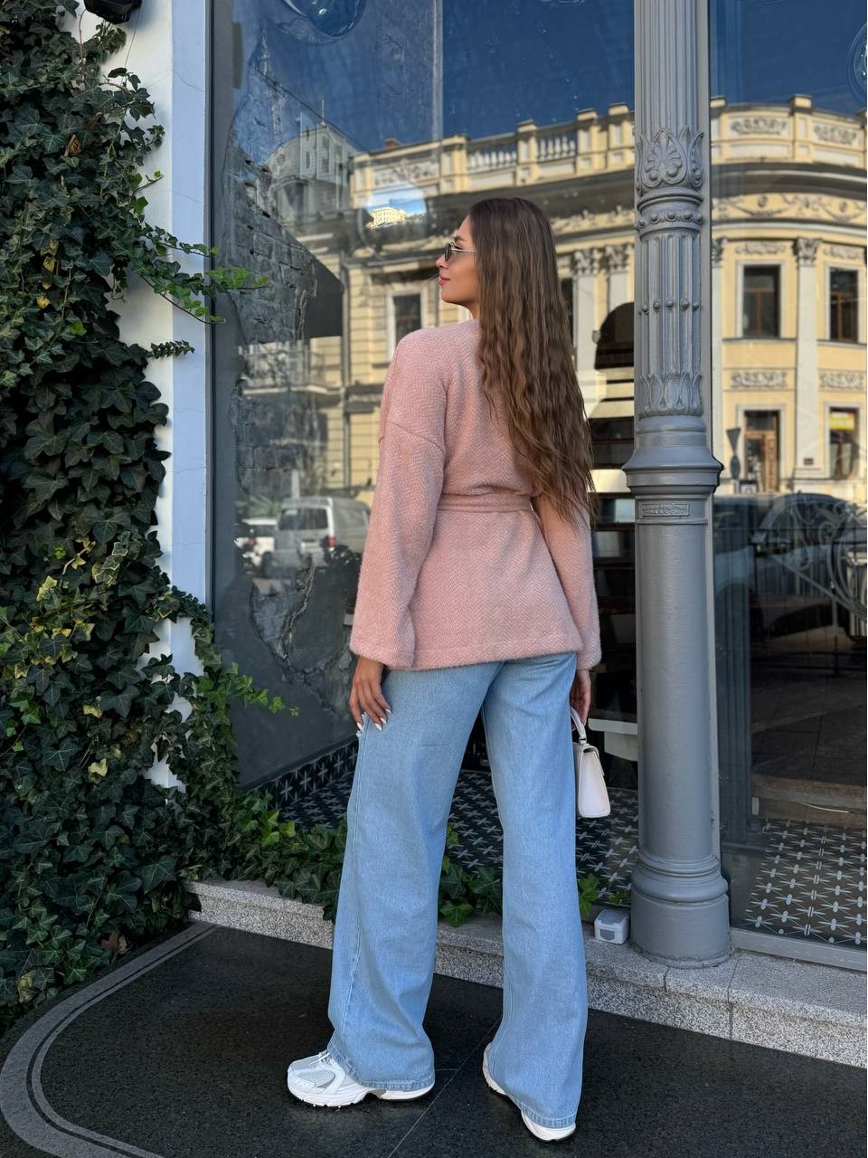 Жіночий кардиган iз альпаки з поясом пудрового кольору 35235