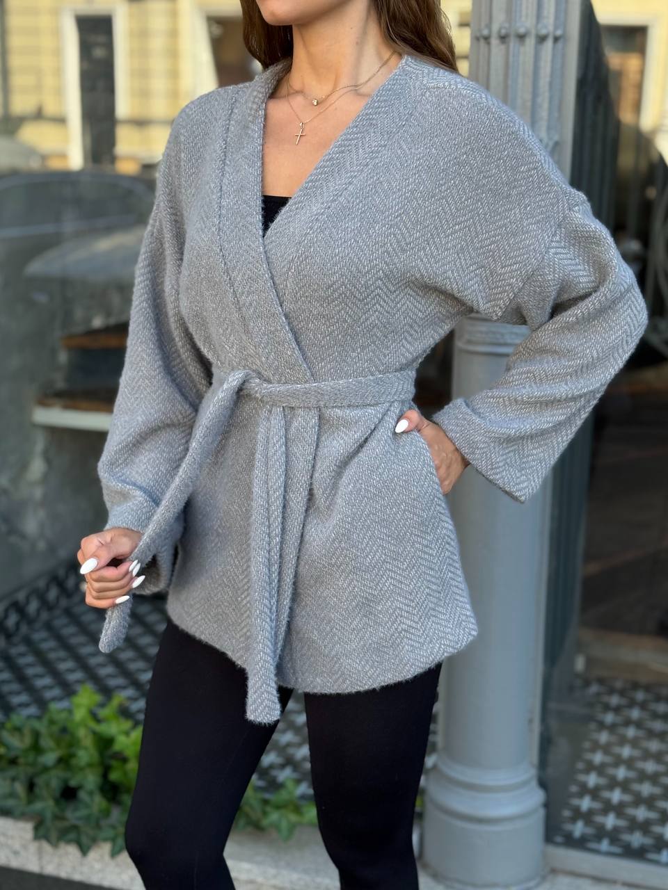 Женский кардиган из альпаки с поясом серого цвета 35238