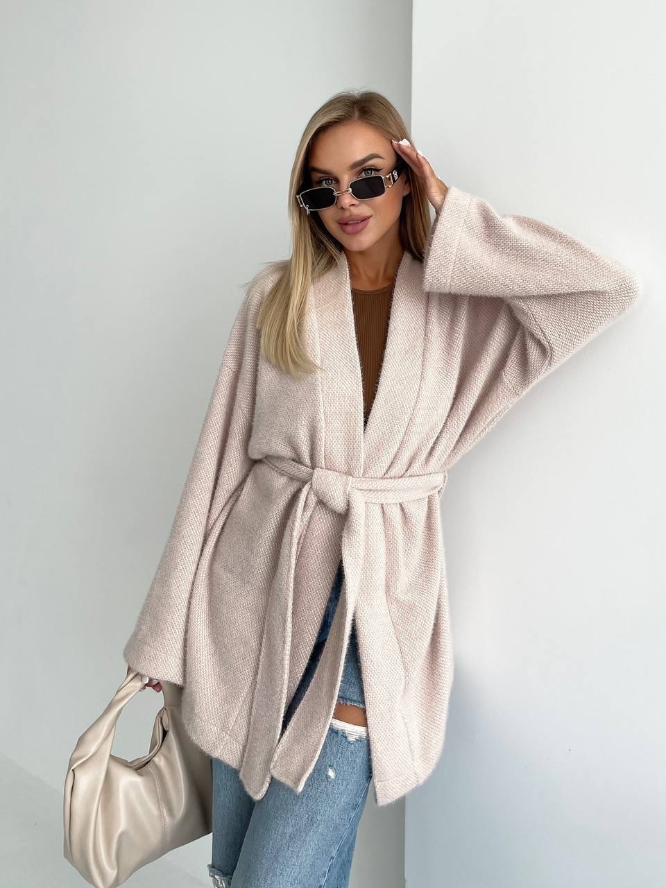 Женский кардиган с поясом бежевого цвета 34635