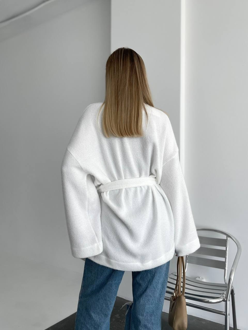 Жіночий кардиган з поясом молочного кольору 34636