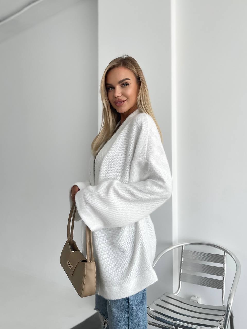 Жіночий кардиган з поясом молочного кольору 34636