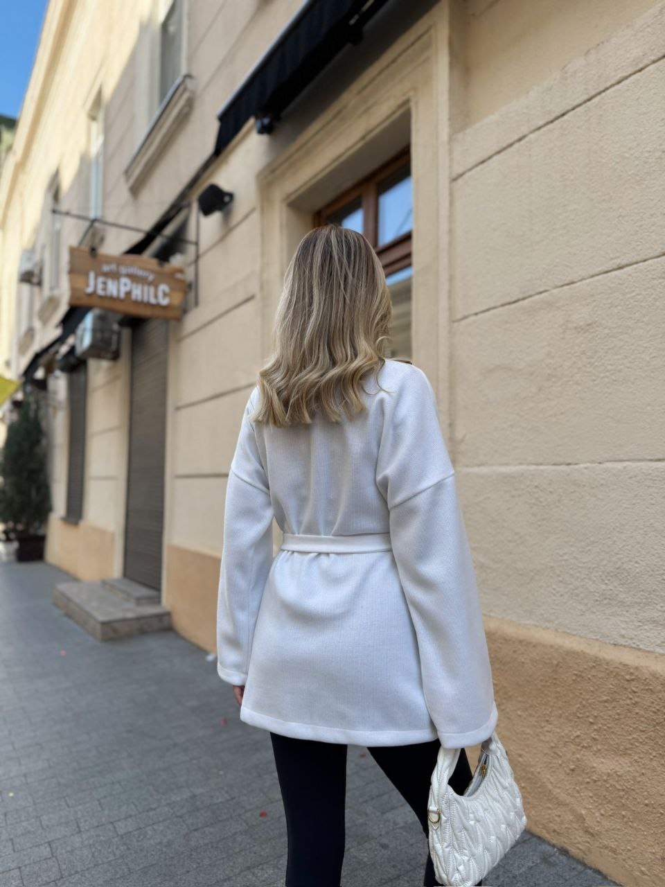 Жіночий кардиган з поясом молочного кольору 35000