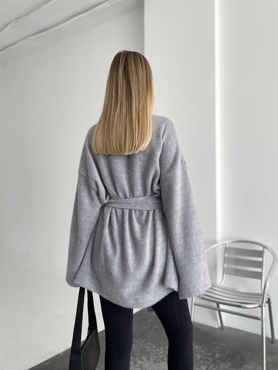 Женский кардиган с поясом серого цвета 34638