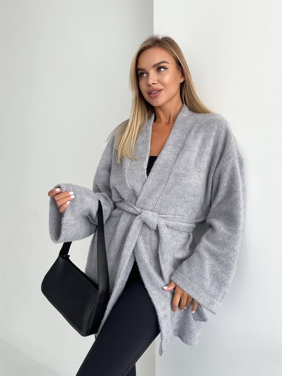 Женский кардиган с поясом серого цвета 34638
