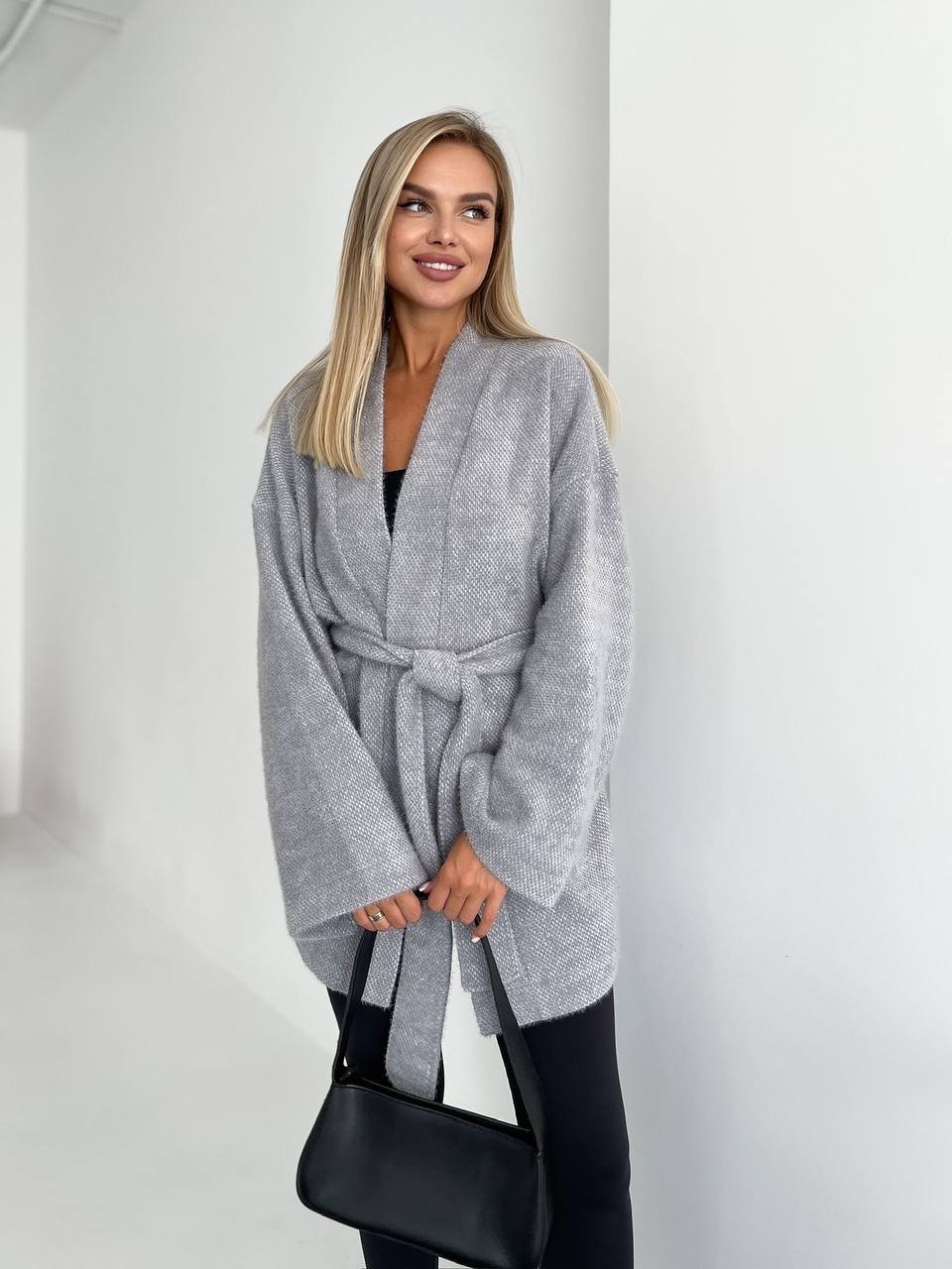 Женский кардиган с поясом серого цвета 34638