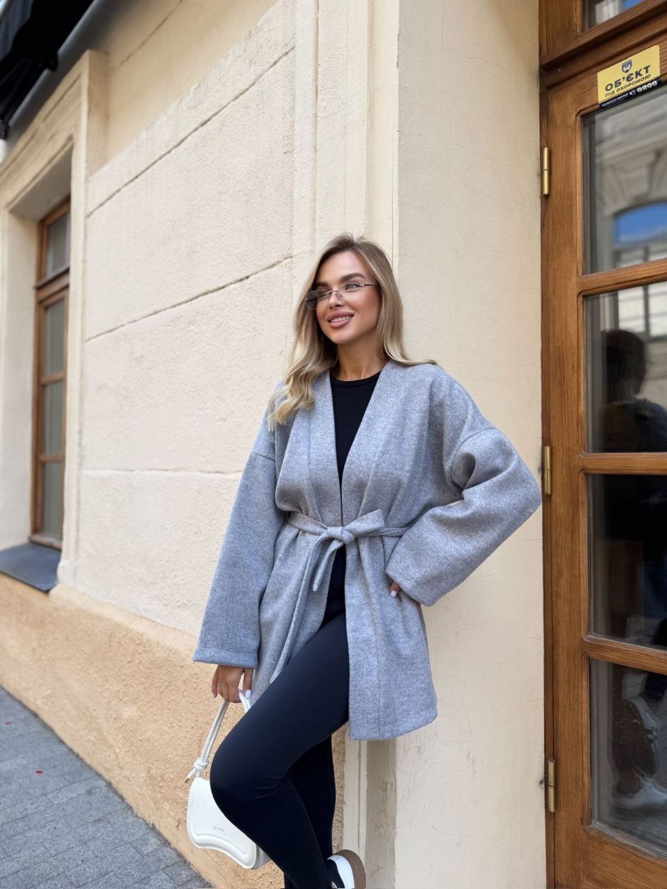 Женский кардиган с поясом серого цвета 35002