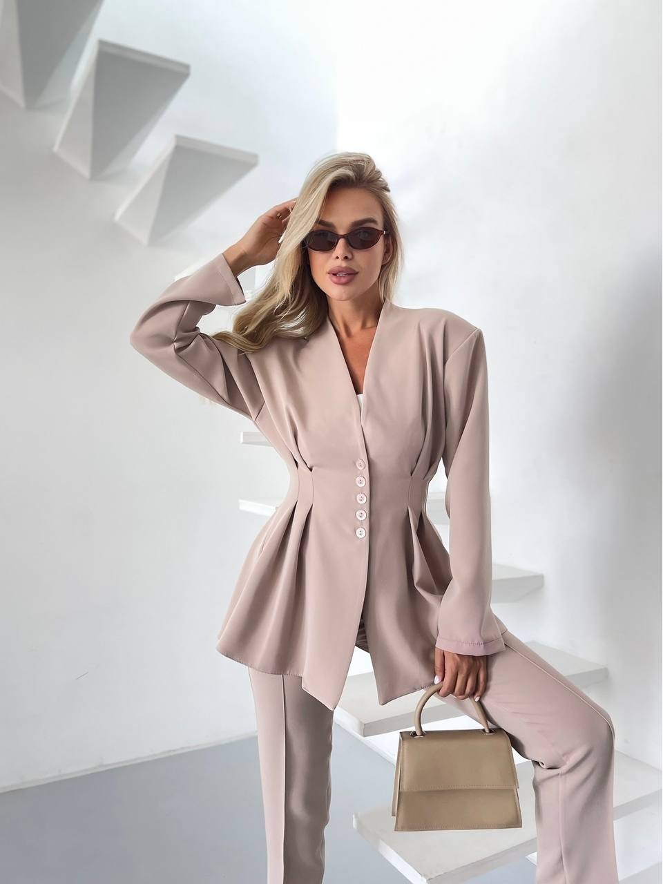 Женский классический костюм бежевого цвета 34467