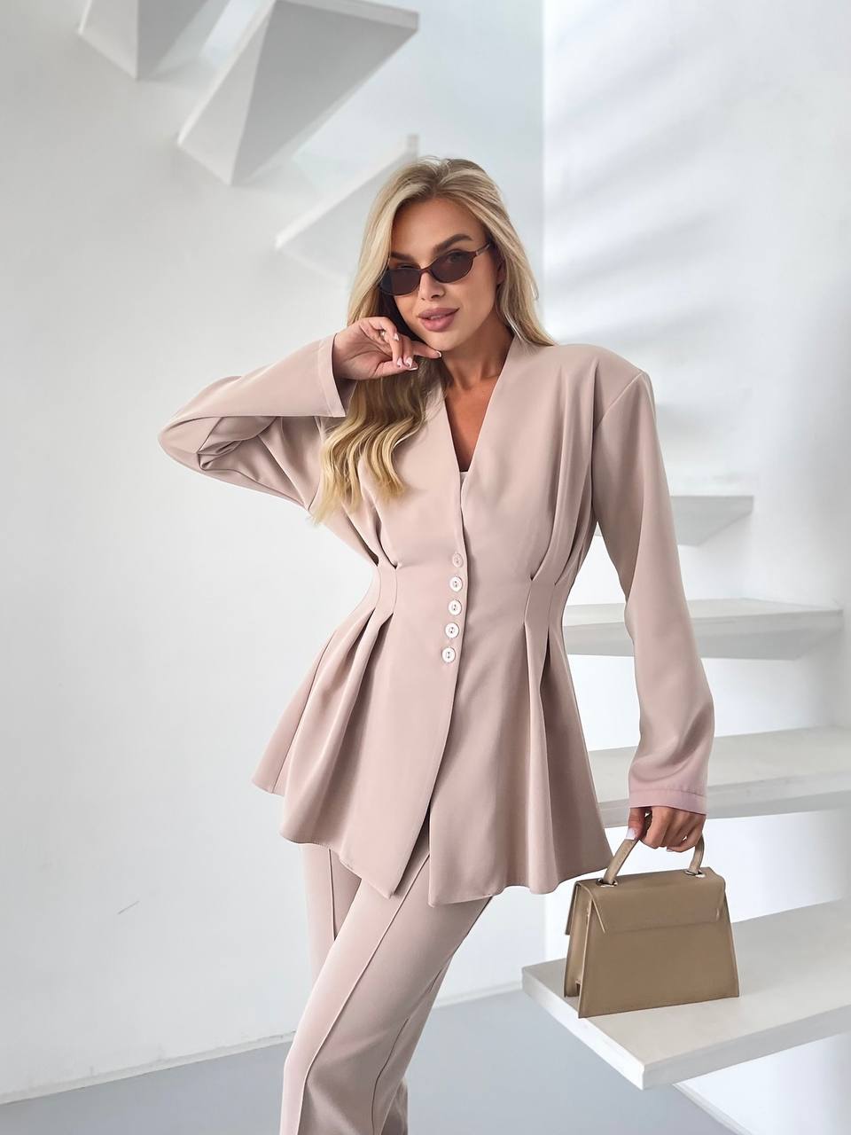 Женский классический костюм бежевого цвета 34467