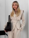 Жіночий класичний костюм бежевого кольору 36034