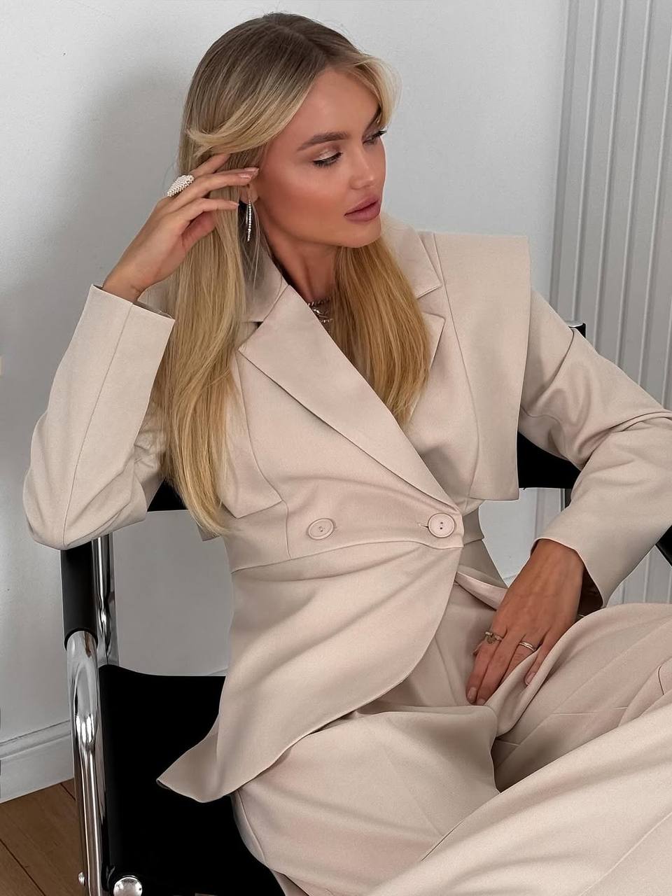 Жіночий класичний костюм бежевого кольору 36034
