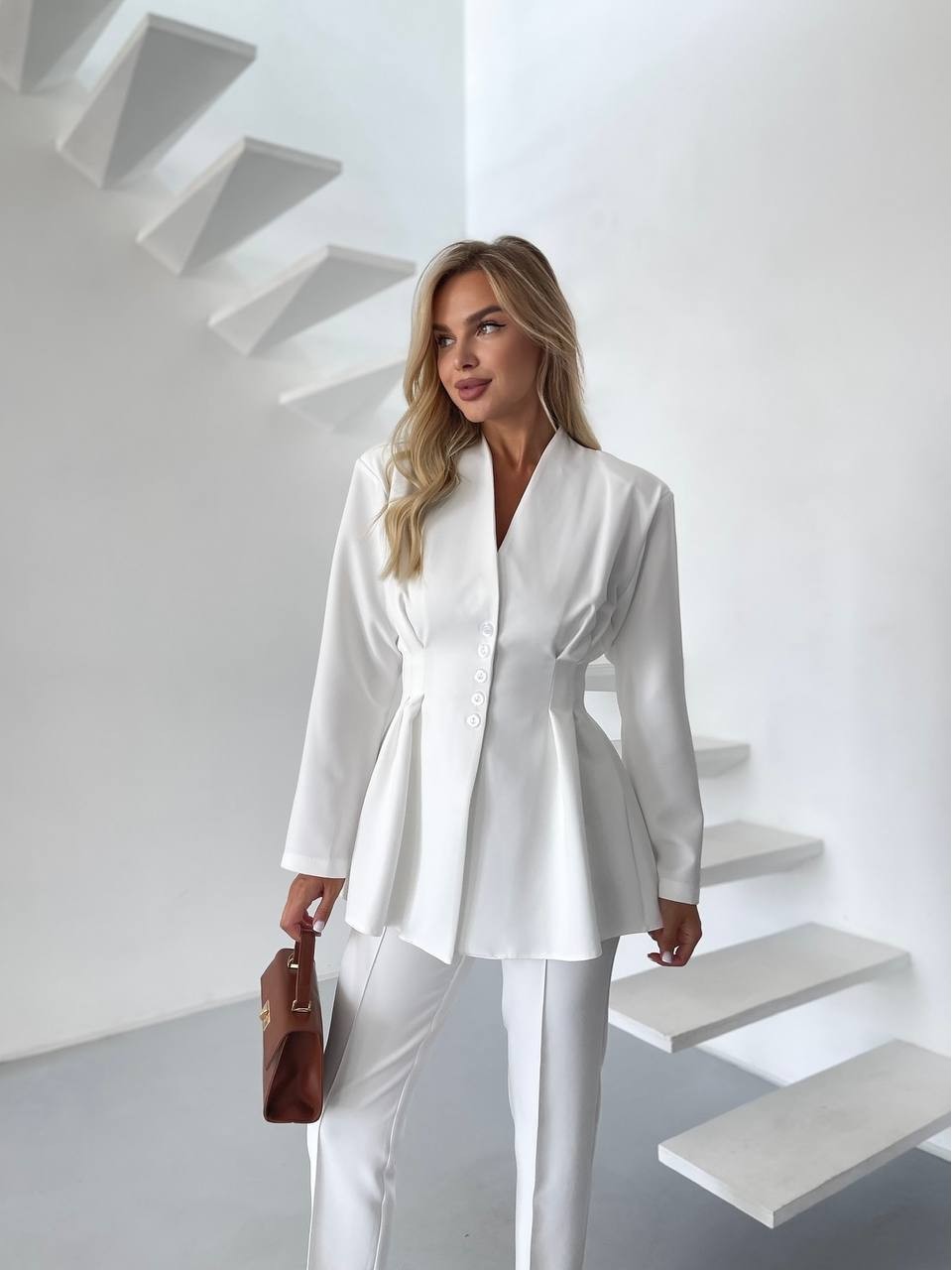 Женский классический костюм белого цвета 34463
