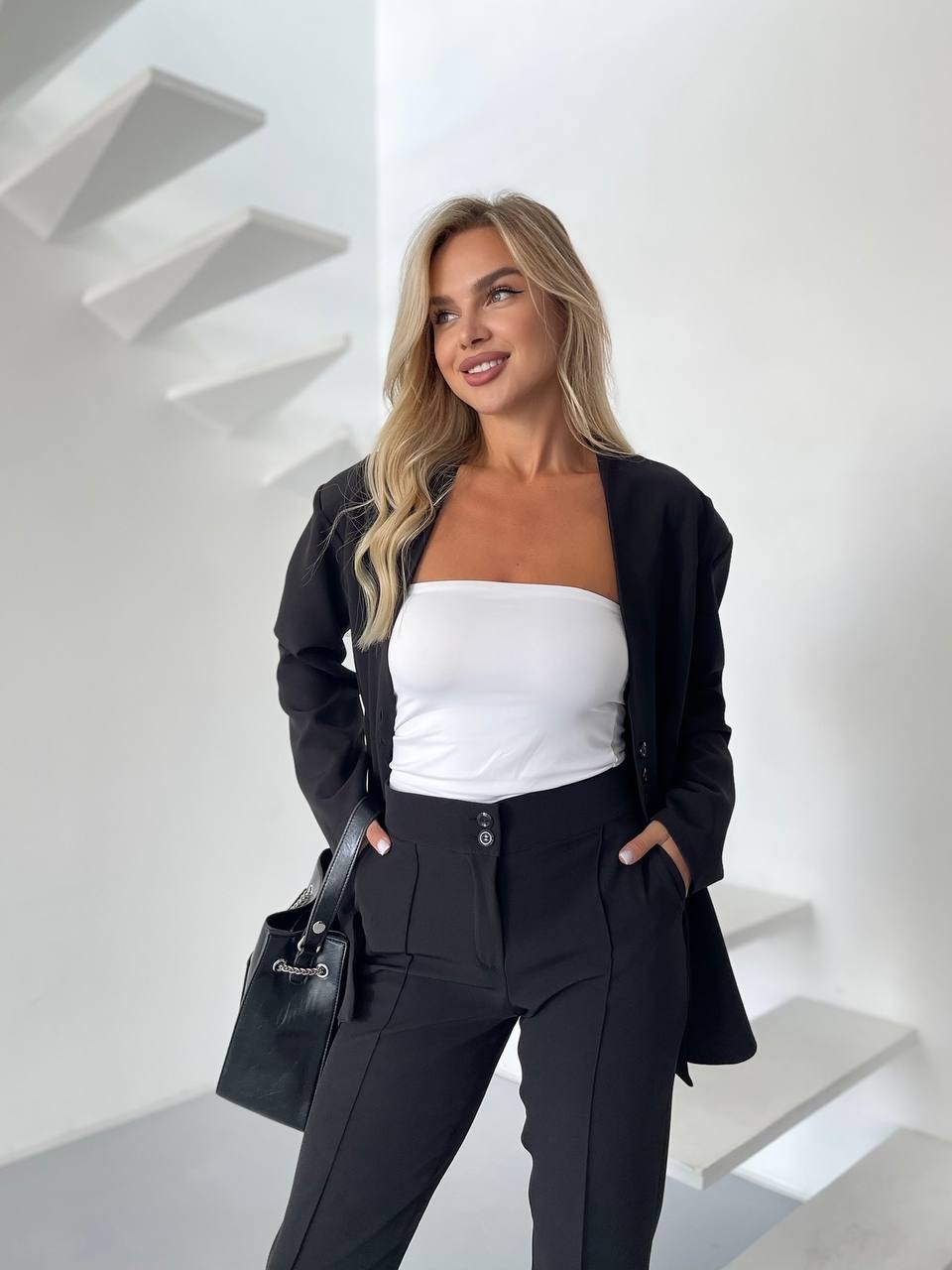Женский классический костюм черного цвета 34464