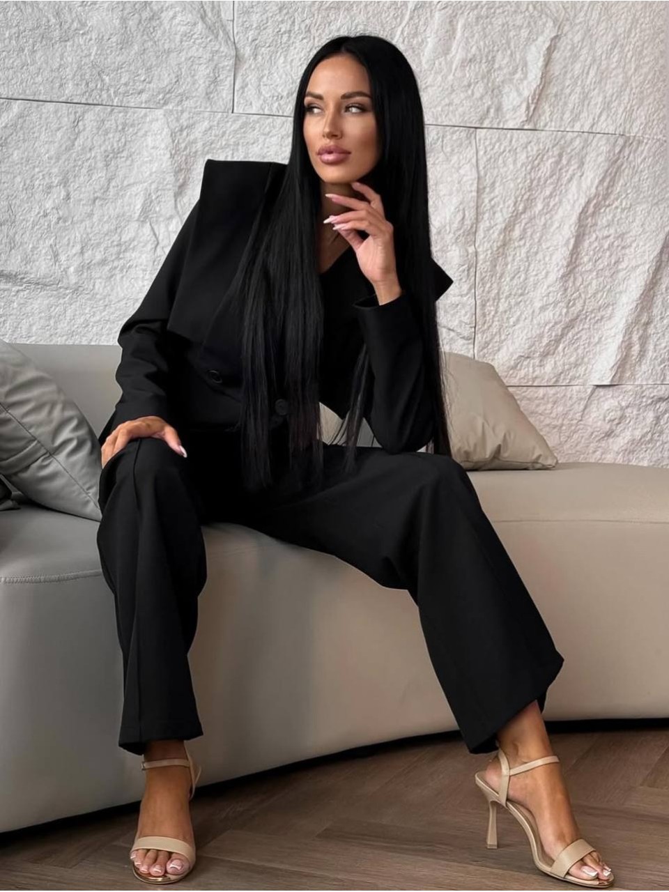 Жіночий класичний костюм чорного кольору 36035