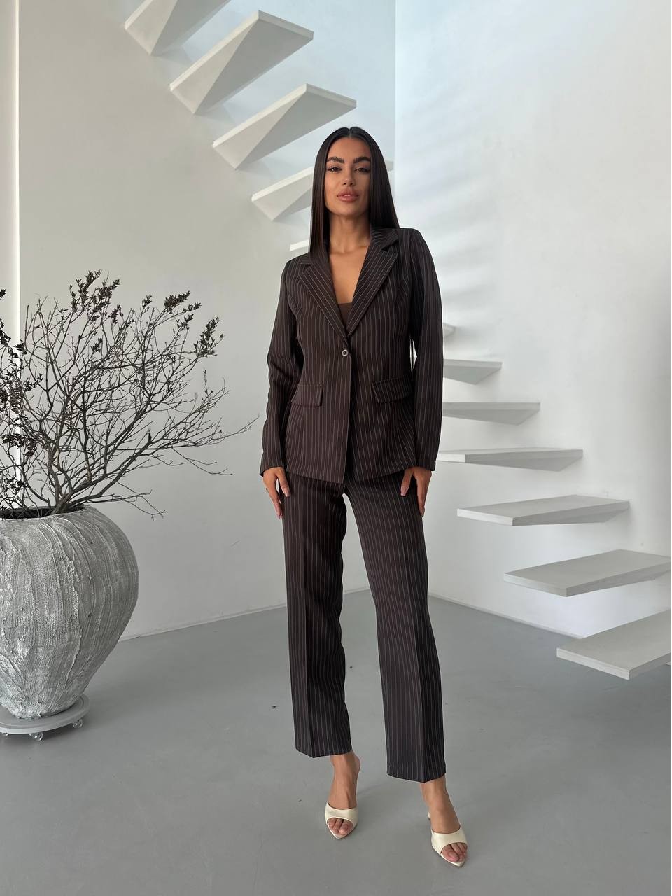 Жіночий класичний костюм коричневого кольору 34305