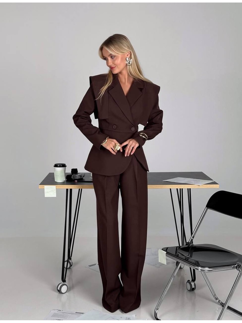 Жіночий класичний костюм коричневого кольору 36036