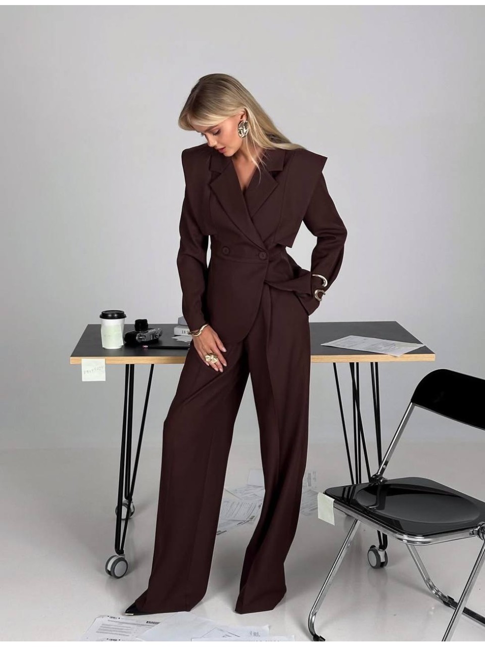 Жіночий класичний костюм коричневого кольору 36036