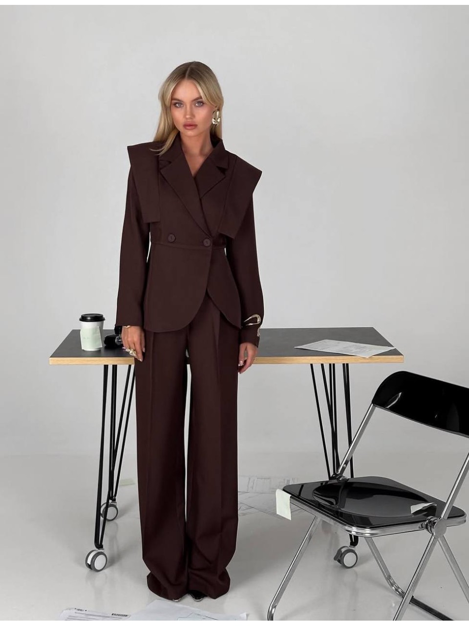 Жіночий класичний костюм коричневого кольору 36036