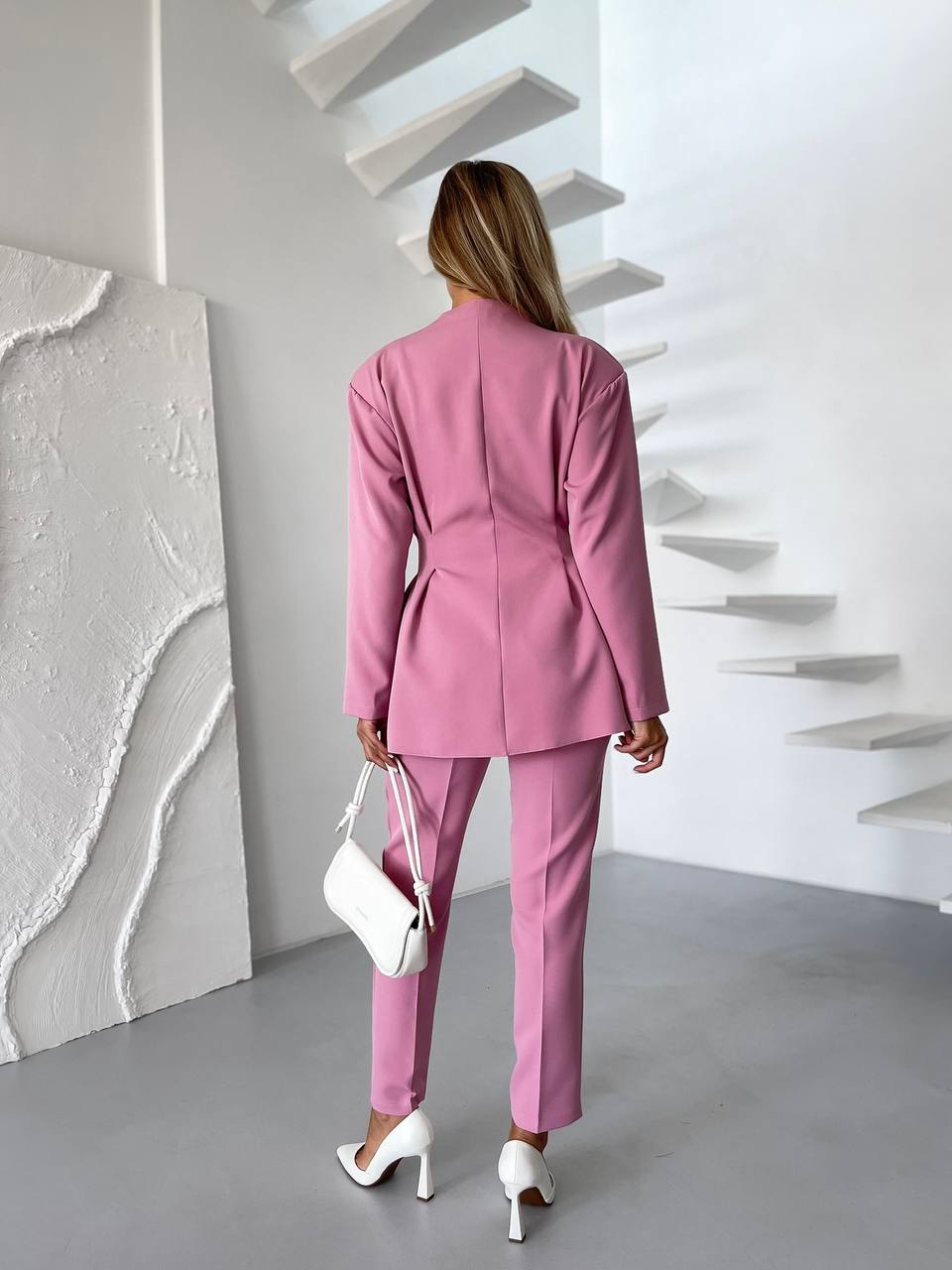 Жіночий класичний костюм рожевого кольору 34465