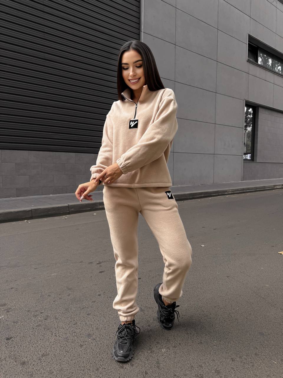 Жіночий костюм флісовий бежевого кольору 35079
