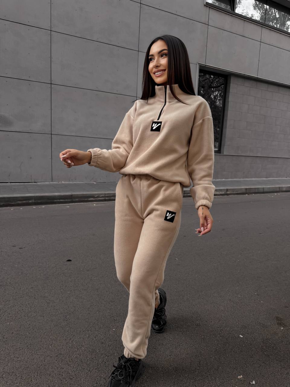 Жіночий костюм флісовий бежевого кольору 35079