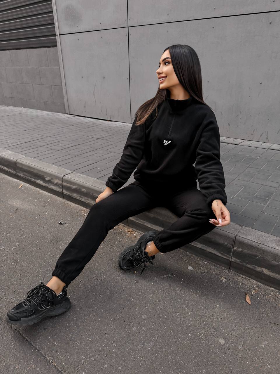 Жіночий костюм флісовий чорного кольору 35078