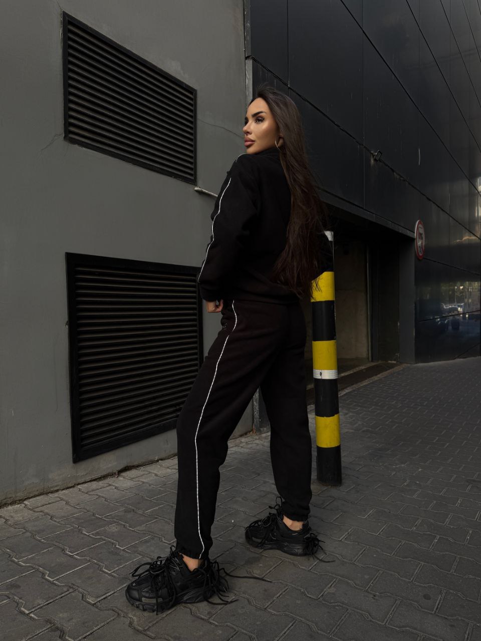 Жіночий костюм флісовий чорного кольору 35104