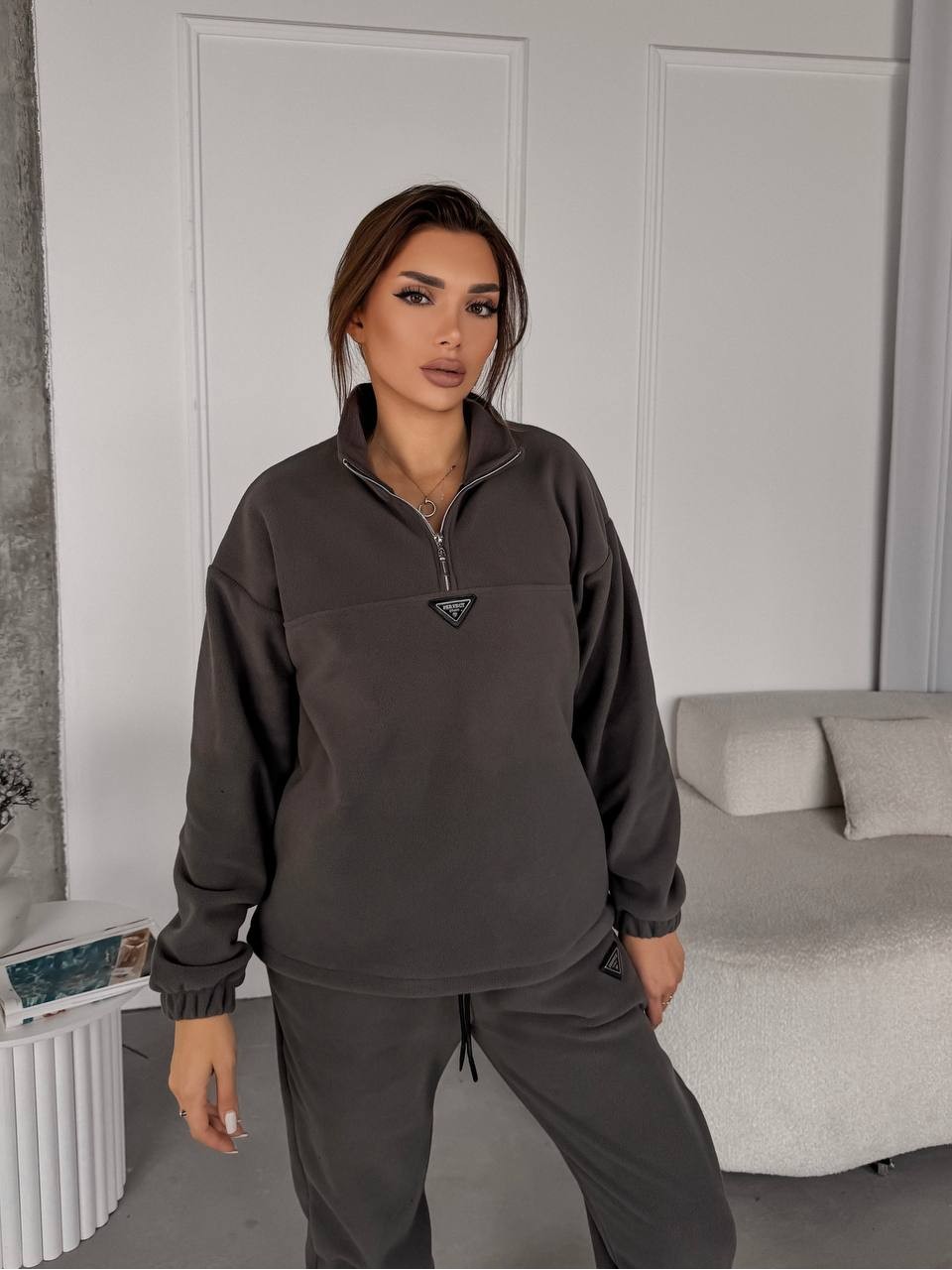 Жіночий костюм флісовий графiтового кольору 35617