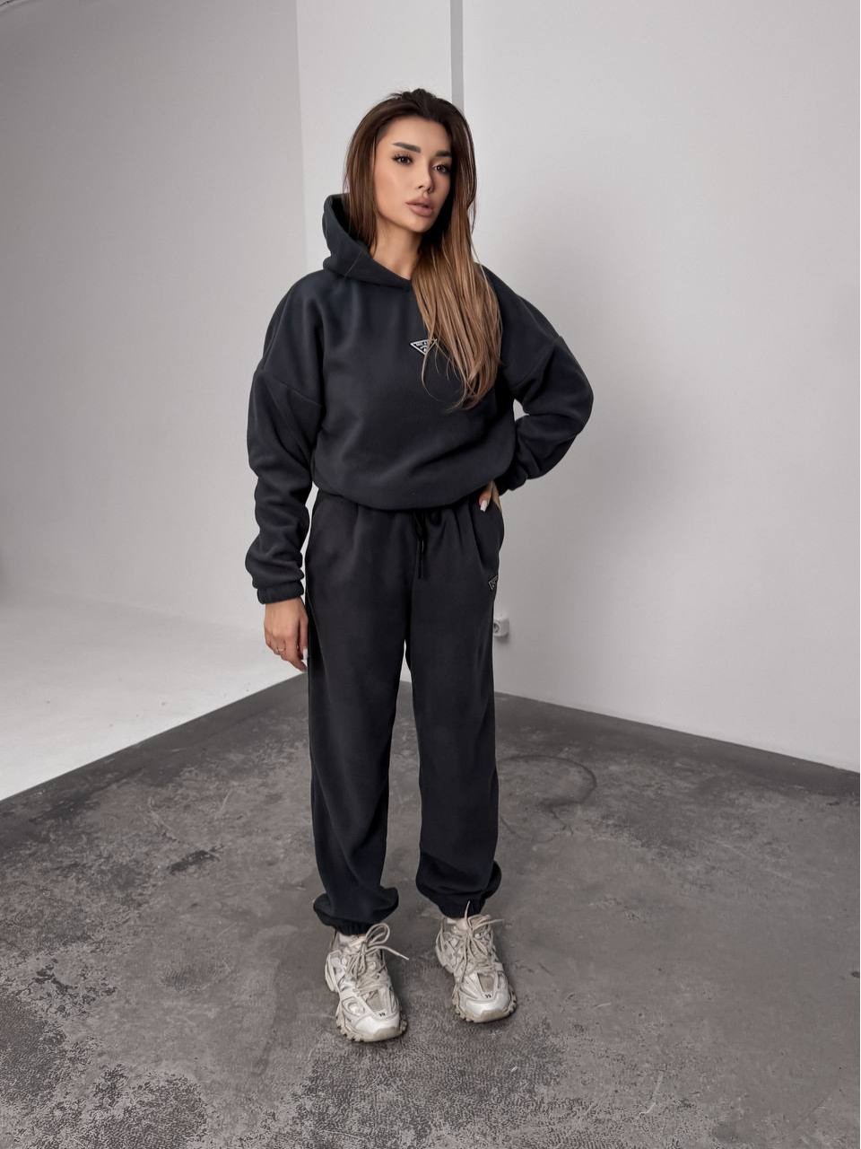 Жіночий костюм флісовий з капюшоном графiтового кольору 35897