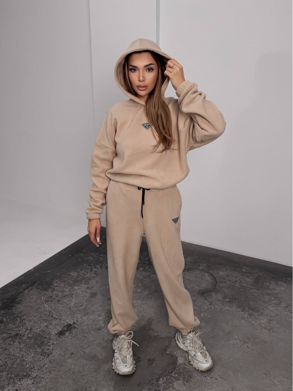 Жіночий костюм флісовий з капюшоном бежевого кольору 35900