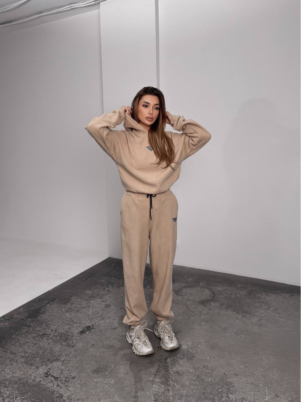 Жіночий костюм флісовий з капюшоном бежевого кольору 35900