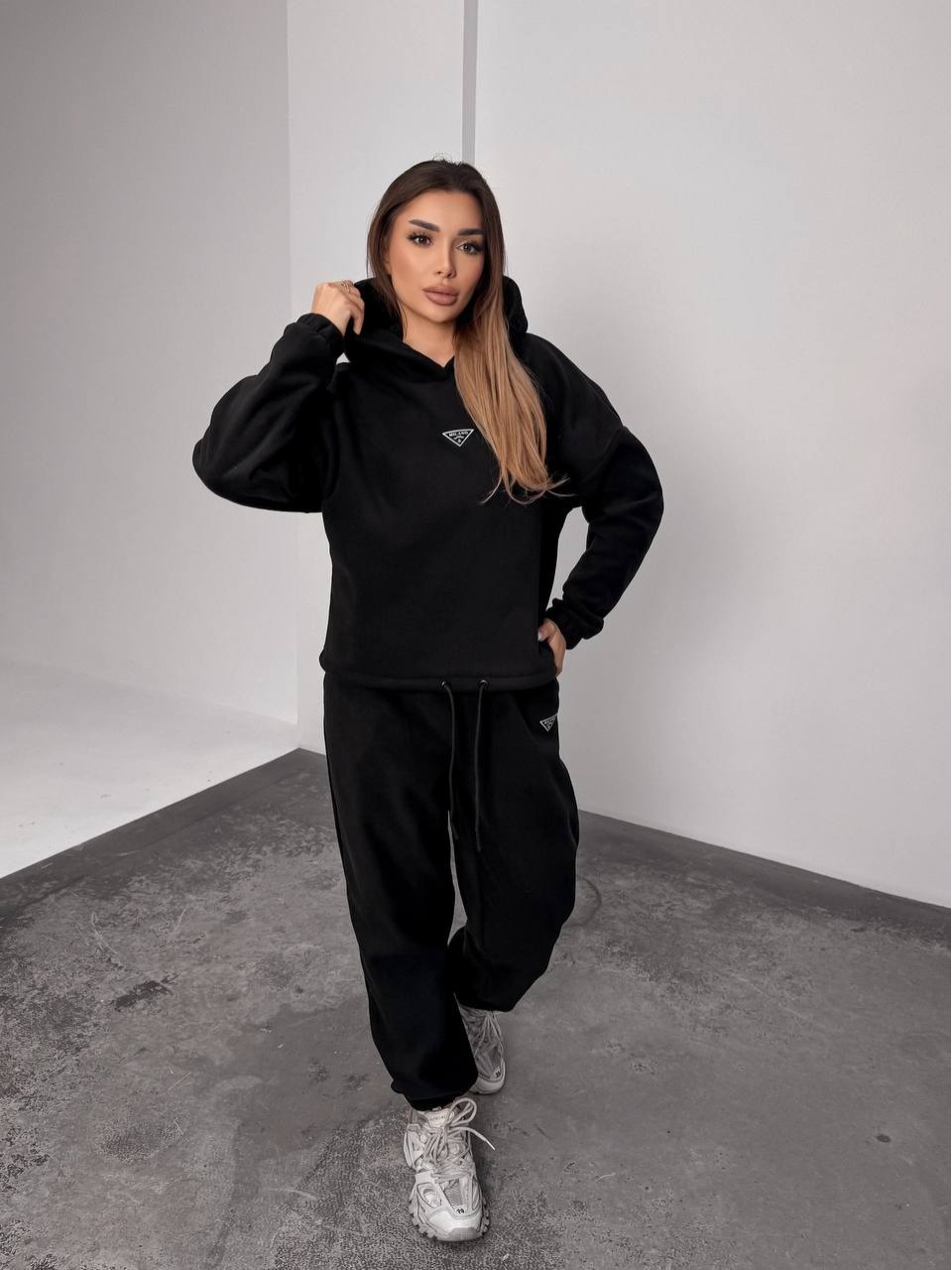 Жіночий костюм флісовий з капюшоном чорного кольору 35899