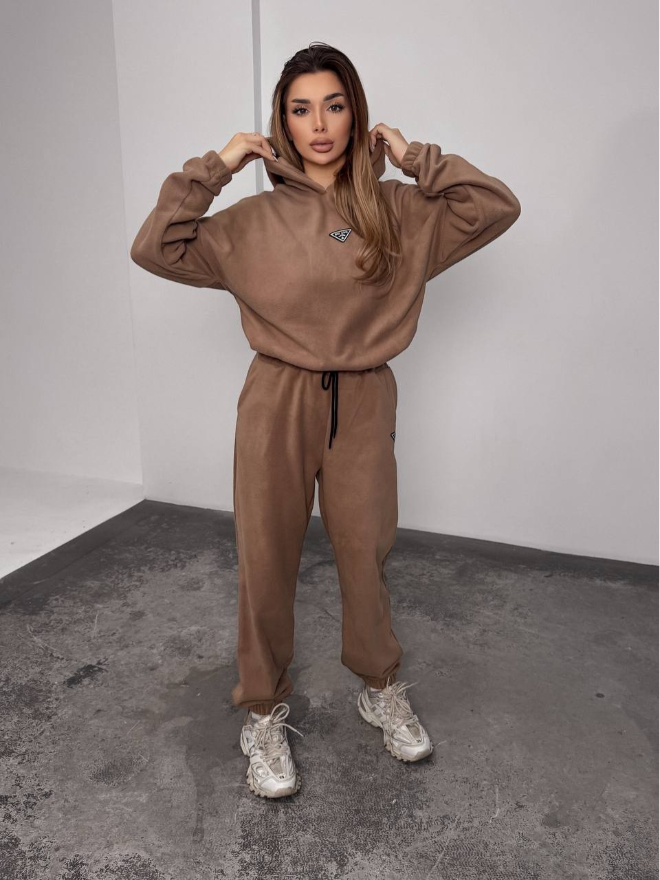 Жіночий костюм флісовий з капюшоном кавового кольору 35903