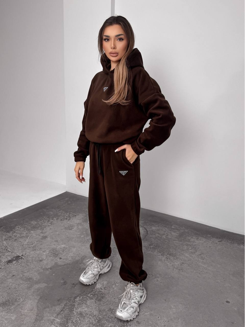 Жіночий костюм флісовий з капюшоном коричневого кольору 35898
