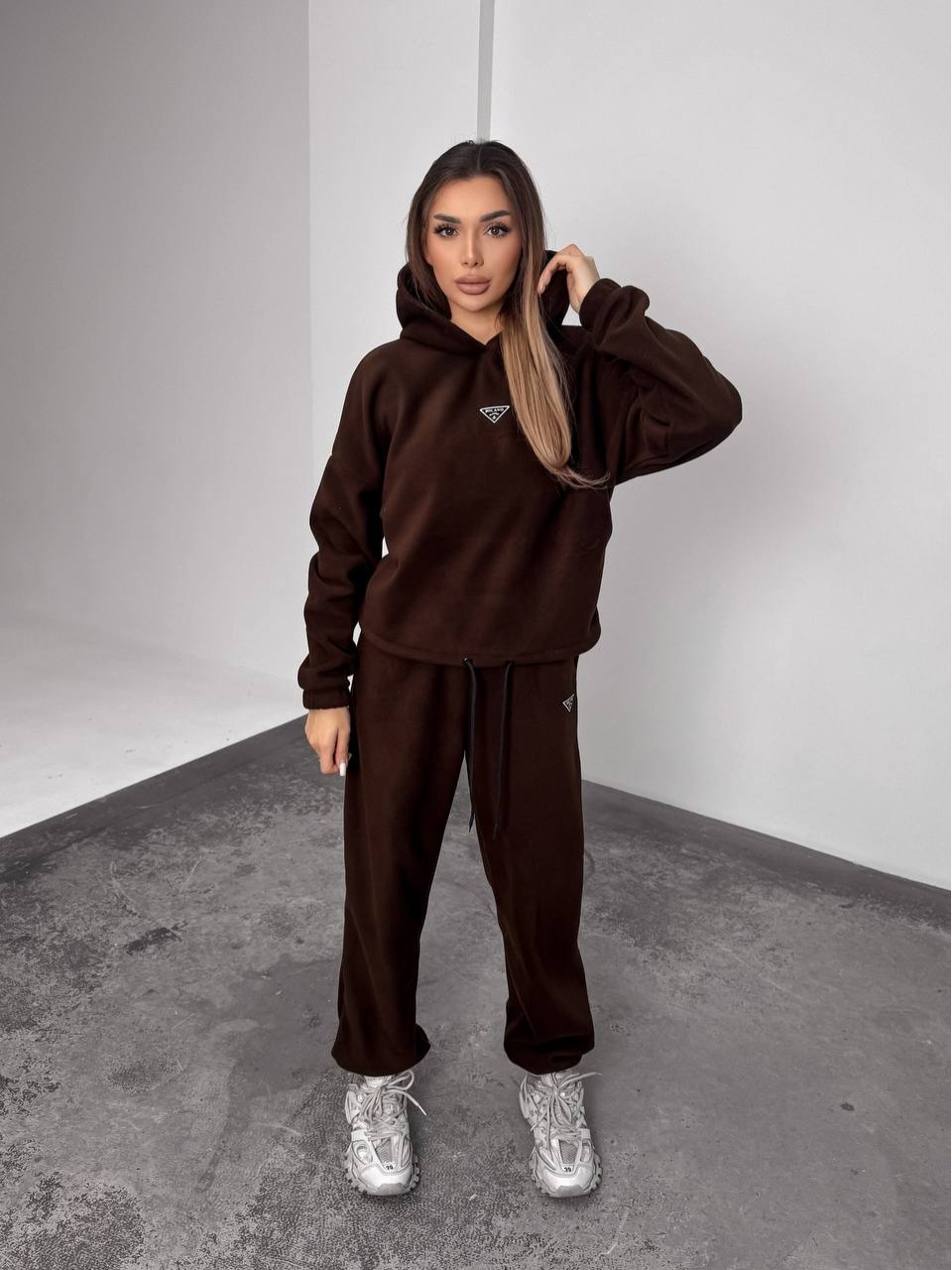 Жіночий костюм флісовий з капюшоном коричневого кольору 35898