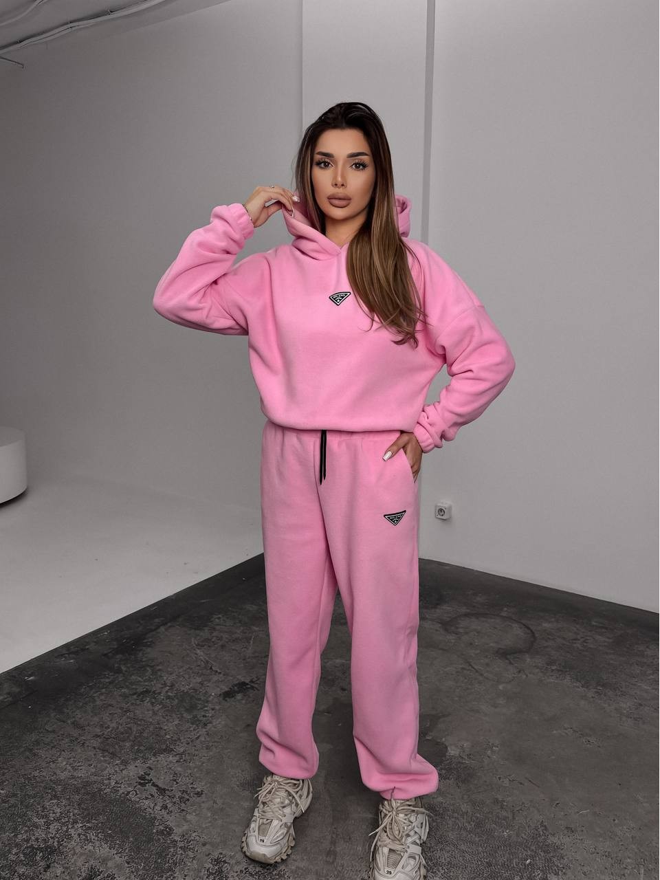 Жіночий костюм флісовий з капюшоном рожевого кольору 35904