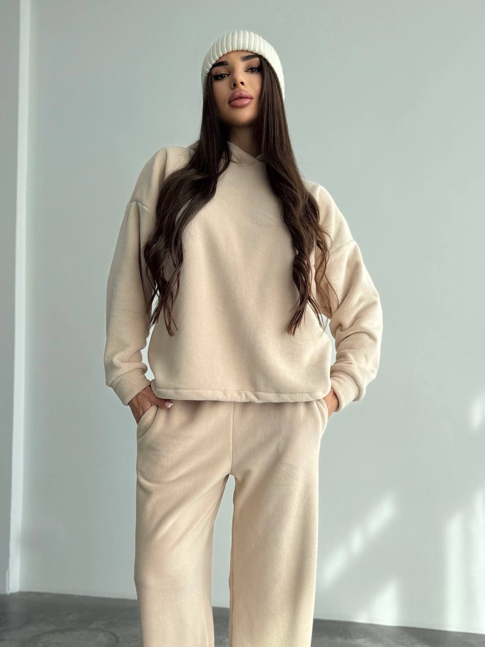Жіночий костюм iз плюшевого флісу бежевого кольору 35717