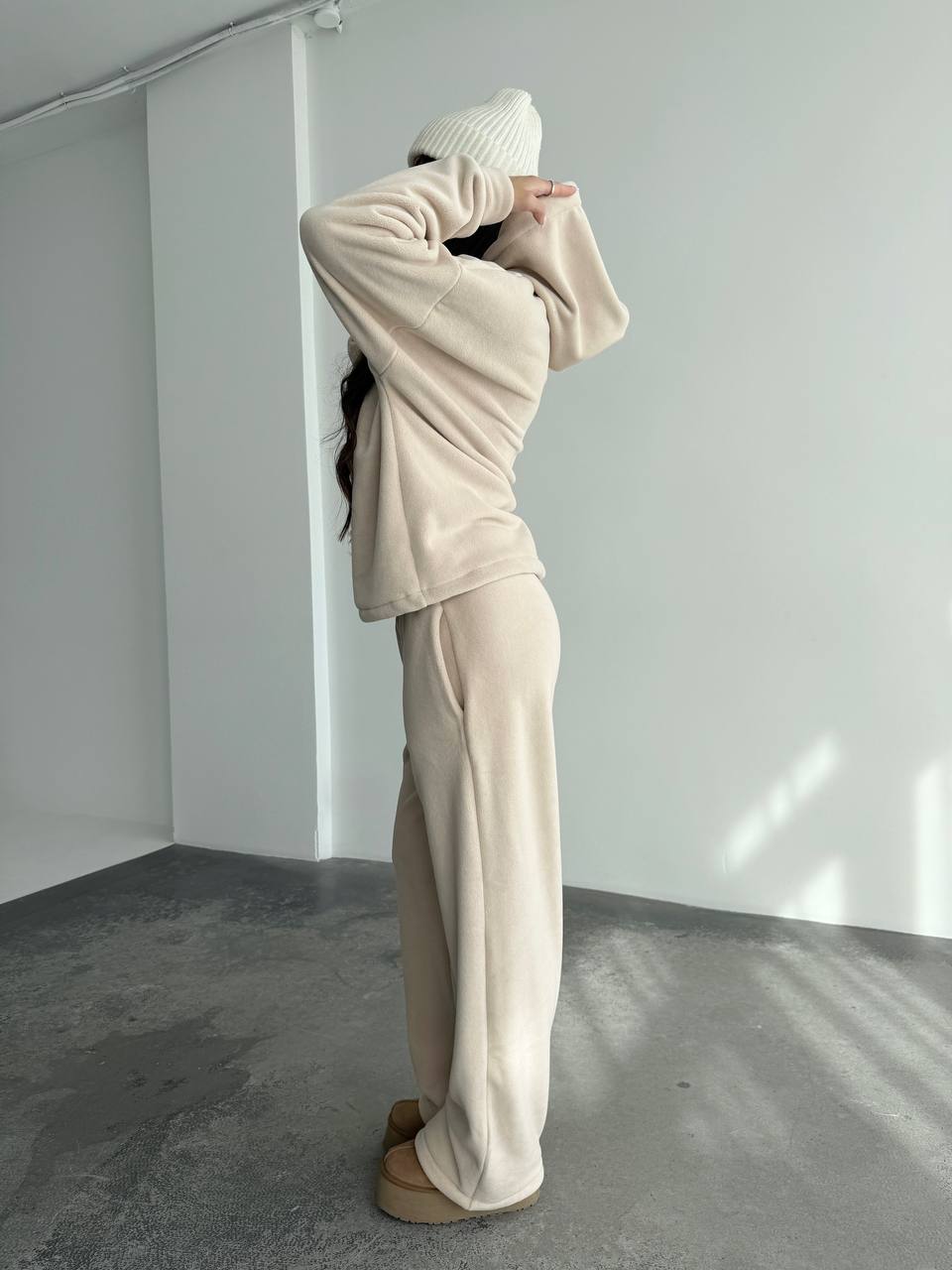 Жіночий костюм iз плюшевого флісу бежевого кольору 35717