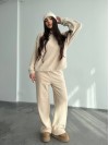 Жіночий костюм iз плюшевого флісу бежевого кольору 35717