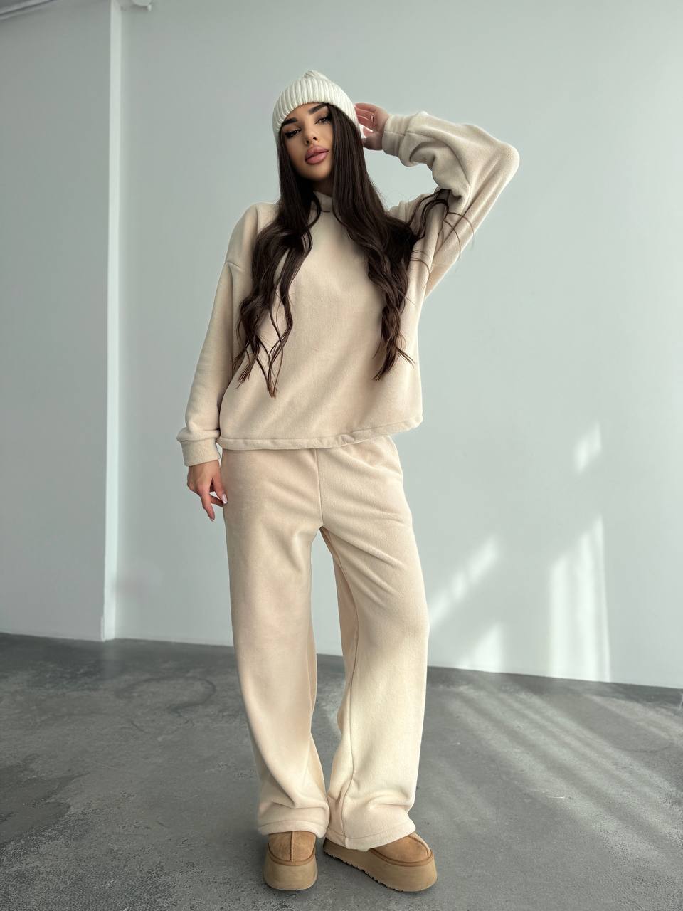 Жіночий костюм iз плюшевого флісу бежевого кольору 35717