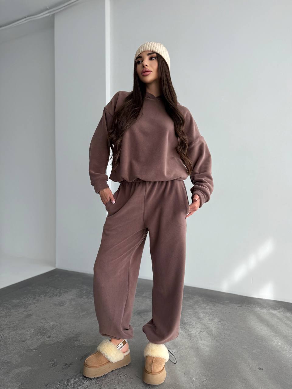 Жіночий костюм iз плюшевого флісу кавового кольору 35718