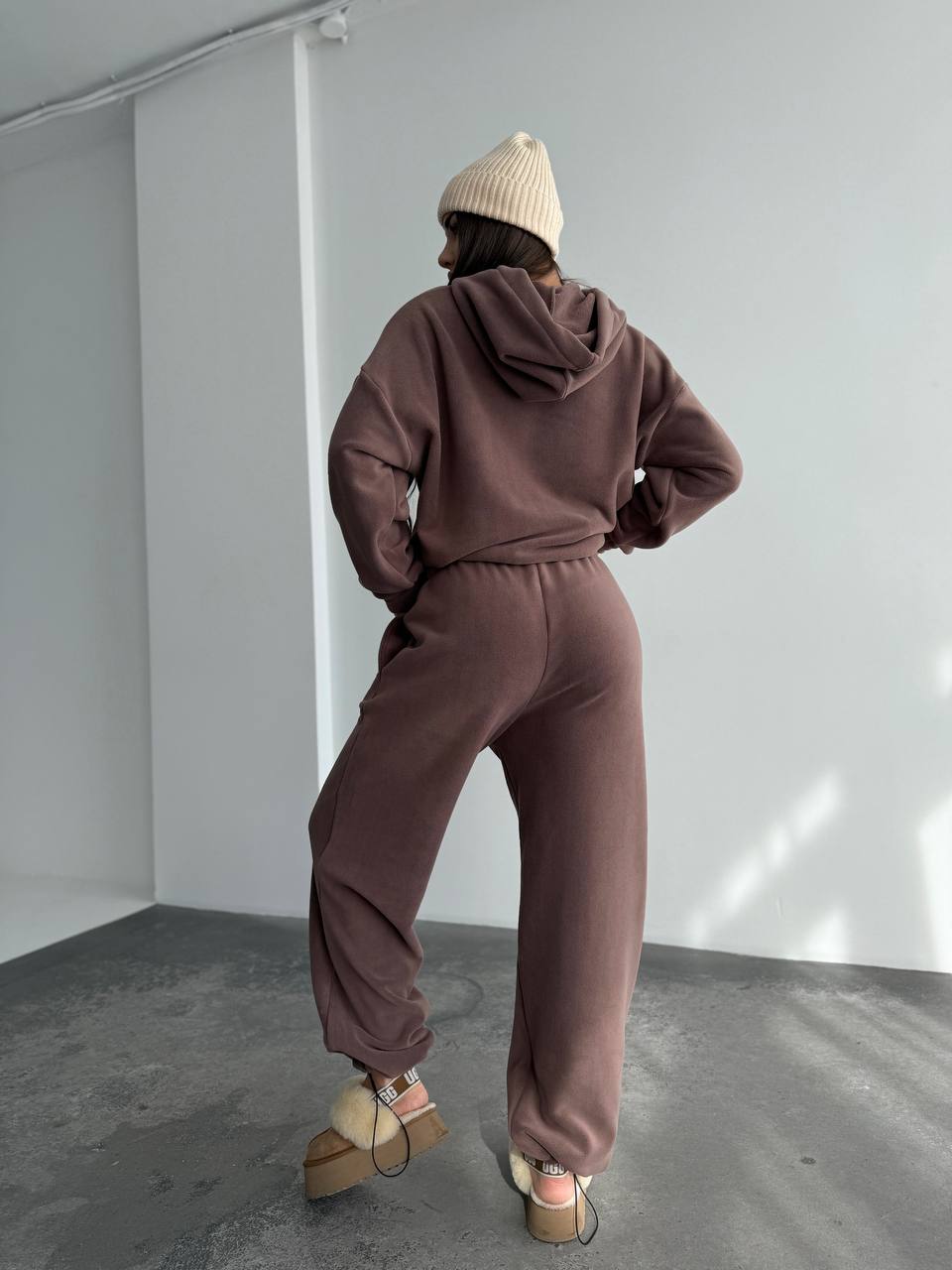 Жіночий костюм iз плюшевого флісу кавового кольору 35718