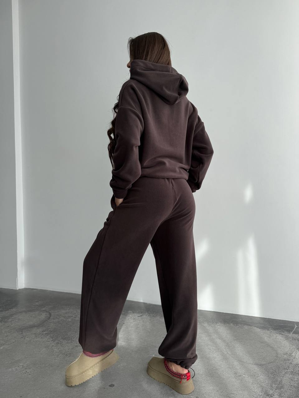 Жіночий костюм iз плюшевого флісу коричневого кольору 35716