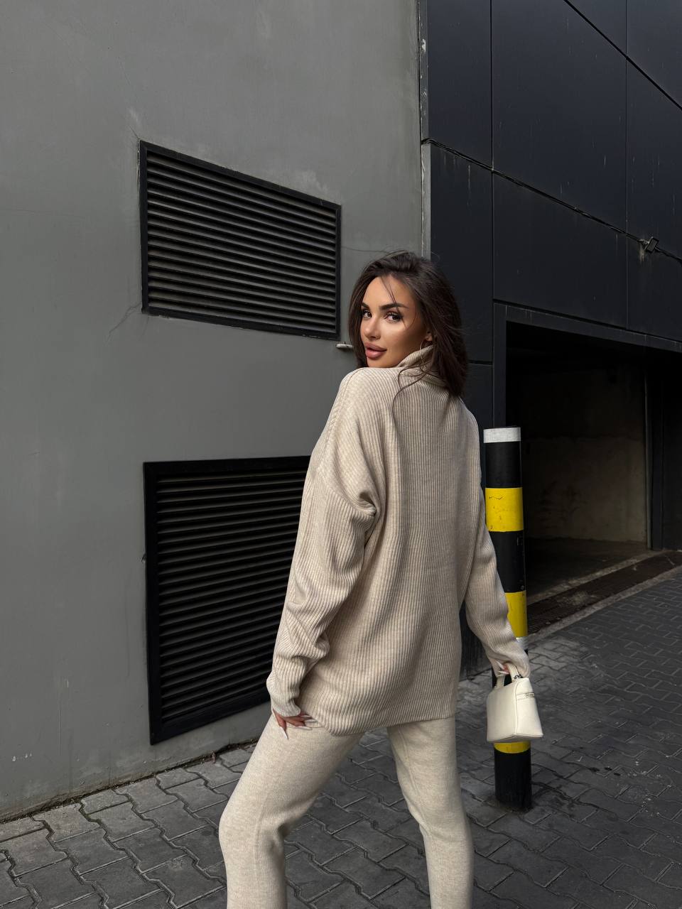 Женский костюм свитер+лосины бежевого цвета 34770