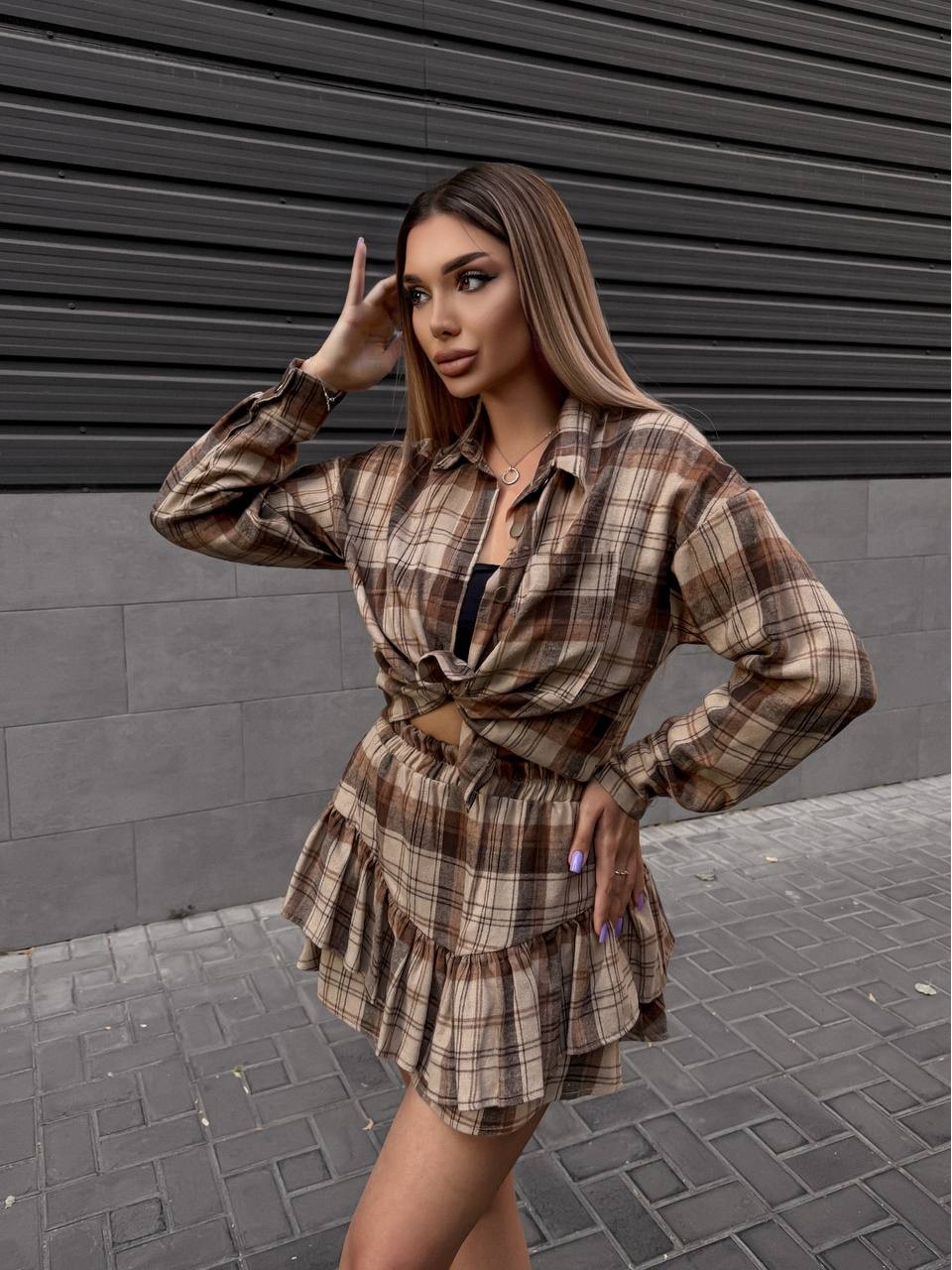 Жіночий костюм зі спідницею в клітку бежевого кольору 34043