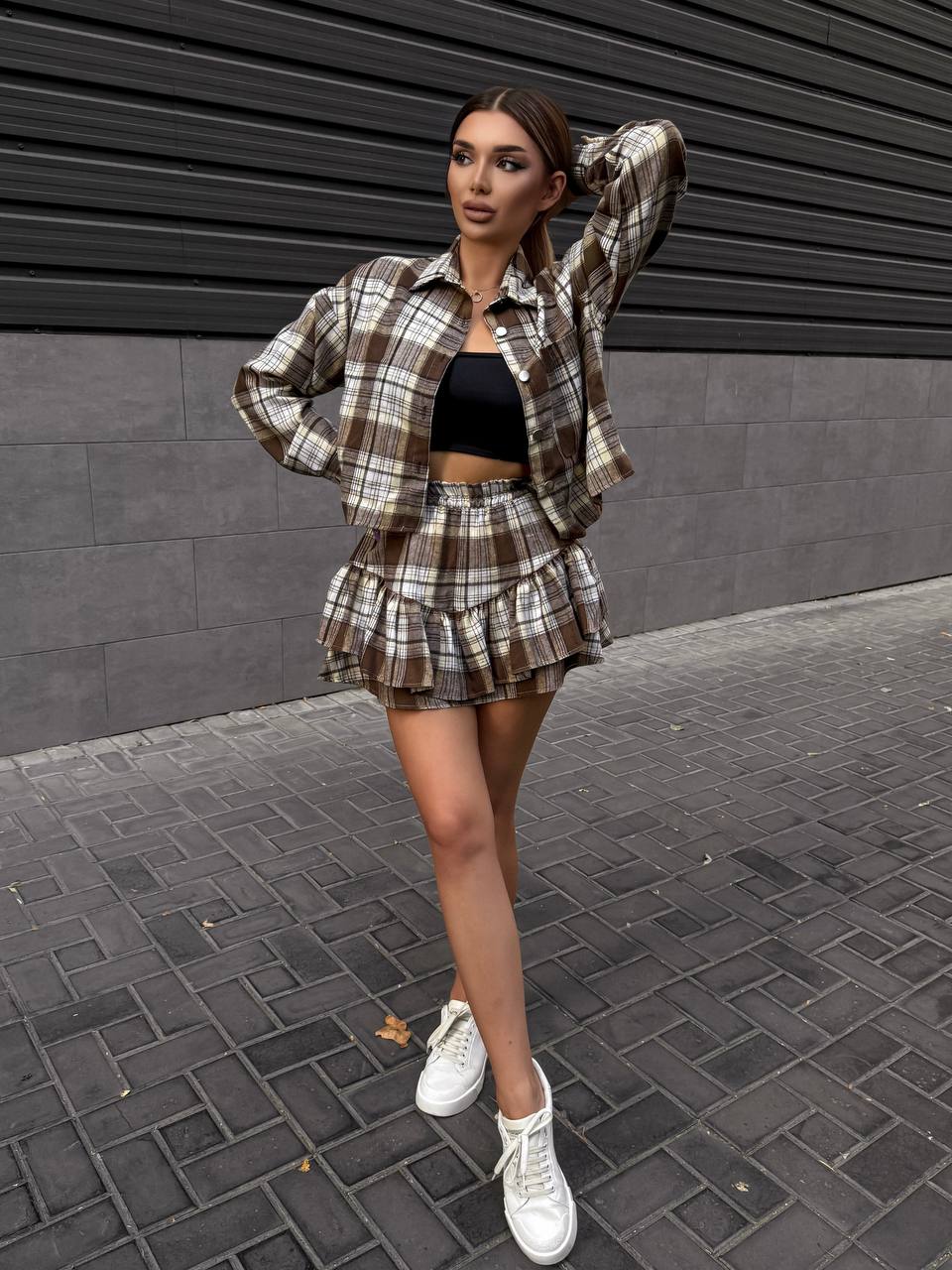 Жіночий костюм зі спідницею в клітку кавового кольору 34047