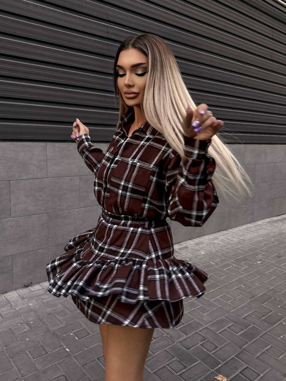 Жіночий костюм зі спідницею в клітку коричневого кольору 34044