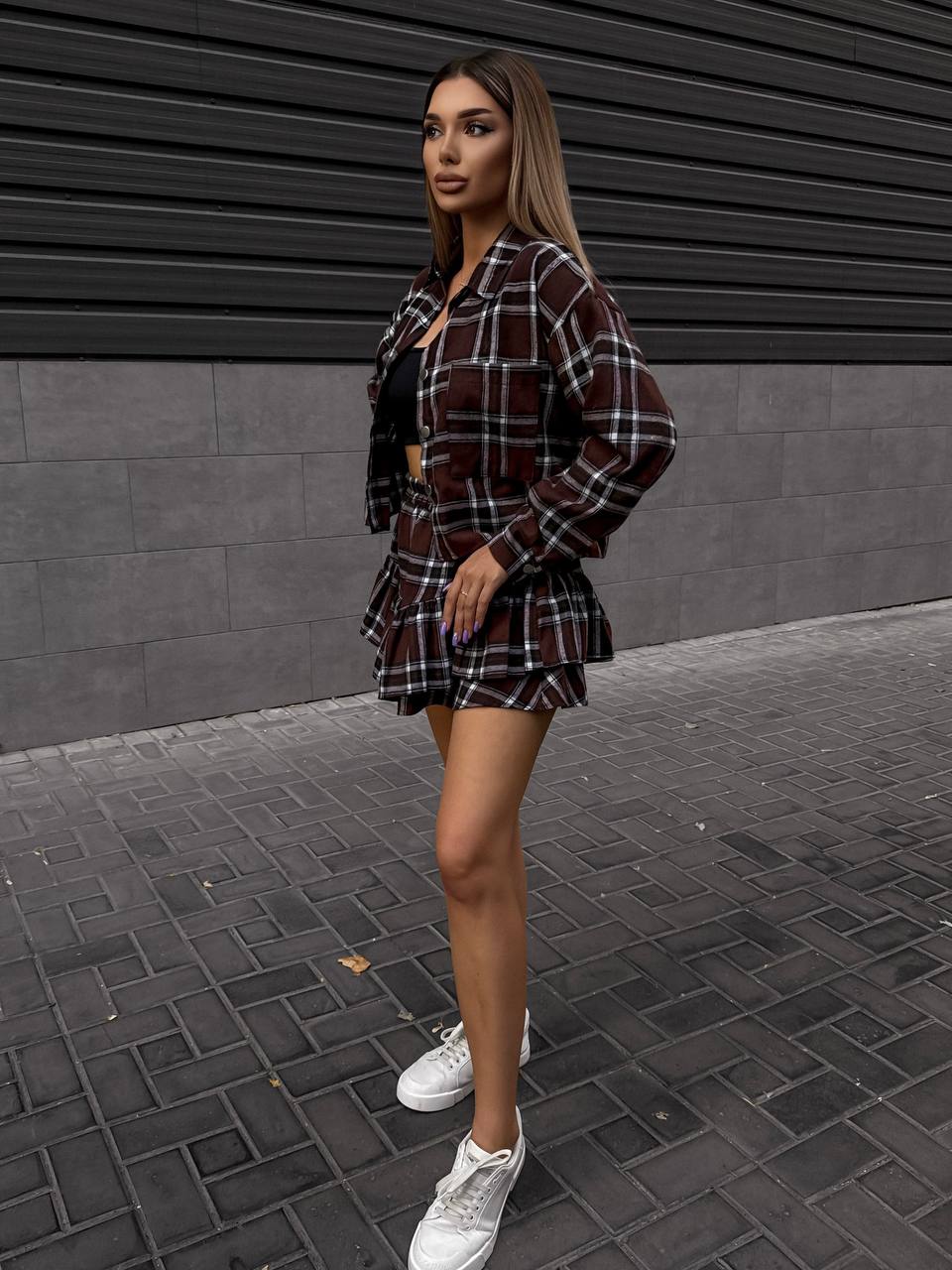 Жіночий костюм зі спідницею в клітку коричневого кольору 34044
