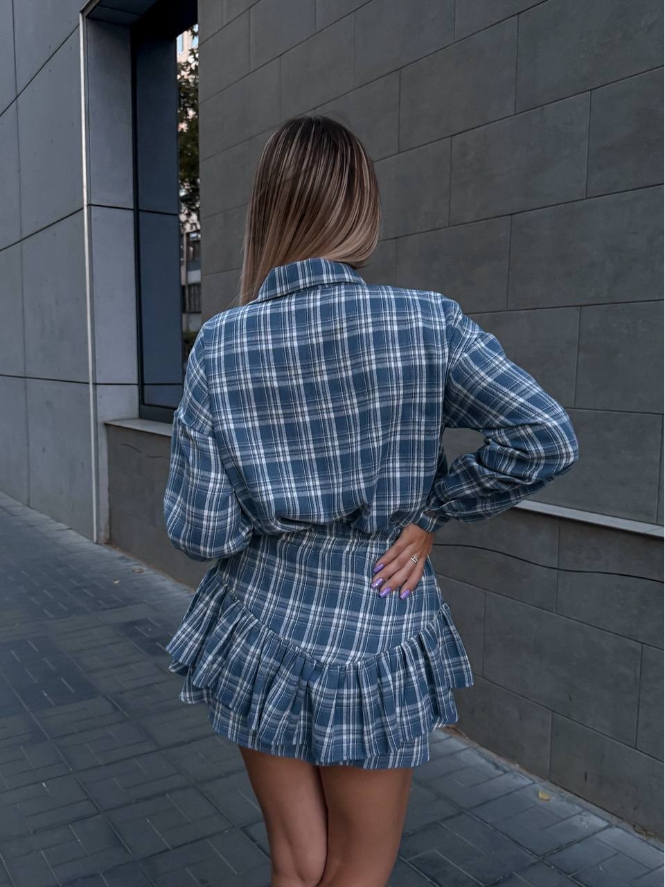 Жіночий костюм зі спідницею в клітку синього кольору 34048