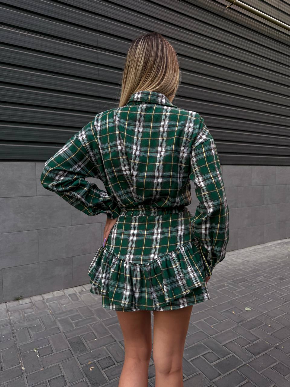 Жіночий костюм зі спідницею в клітку зеленого кольору 34046